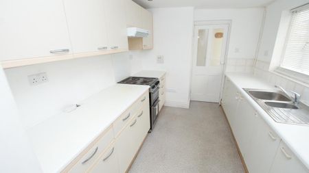 2 bedroom semi-detached house to rent - Photo 5