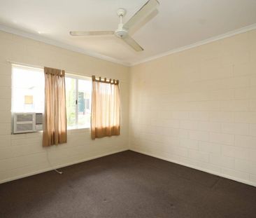 Nice Townhouse - Swimming Pool - Short walk to IGA - Photo 3