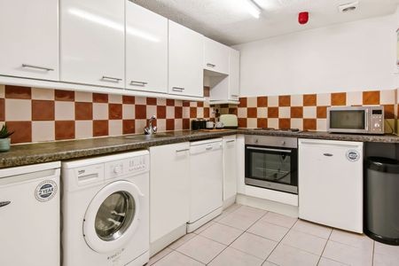 Flat 1, 223 HYDE PARK ROAD Leeds - LS6 1AH - Photo 2