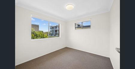 Low-Maintenance Comfort in the Heart of Redcliffe - Photo 3