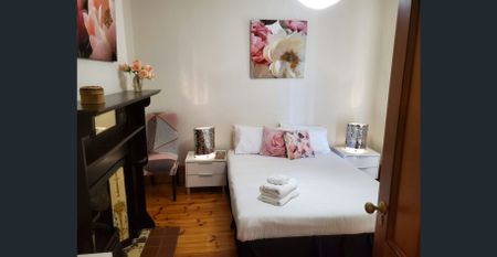 Fully Furnished Character 3 Bed Home With Double Garage - Photo 4