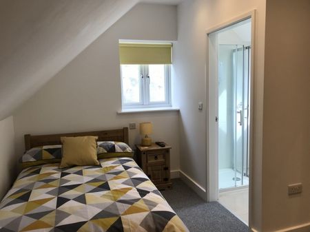 Manor Court Road, Nuneaton - - Photo 4