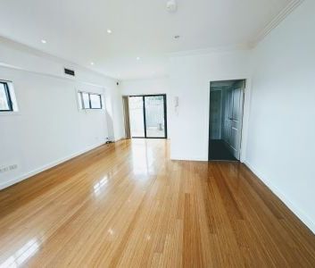 Immaculate Quiet Rear Duplex with Ducted Air Conditioning - Photo 6