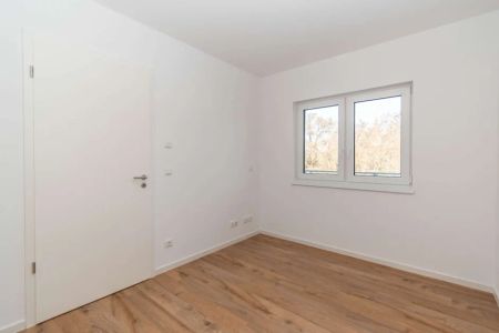 ERSTBZUG IM DACHGESCHOSS // 2 Zimmer, Balkon, Fußbodenheizung & Stellplatz - Photo 2