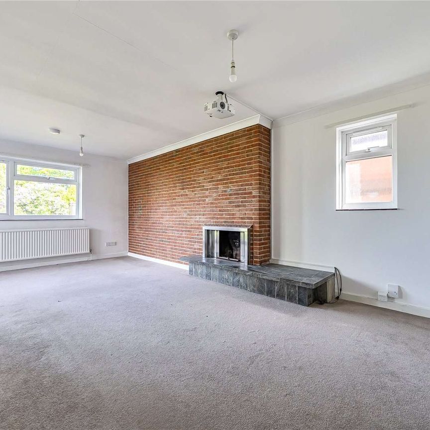 Detached home with views of the River Itchen. - Photo 1