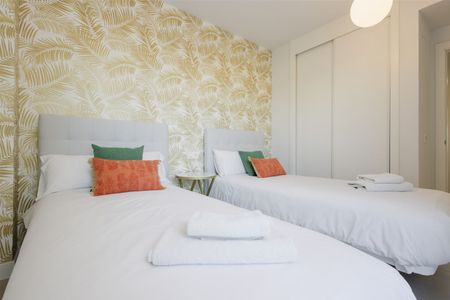 Middle Floor Apartment in Estepona - Photo 2