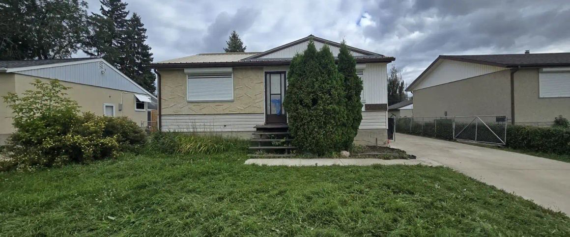 Spacious 4 Bedroom, 2 Bathroom Home in High Park! — 4 Bedrooms House - Photo 1