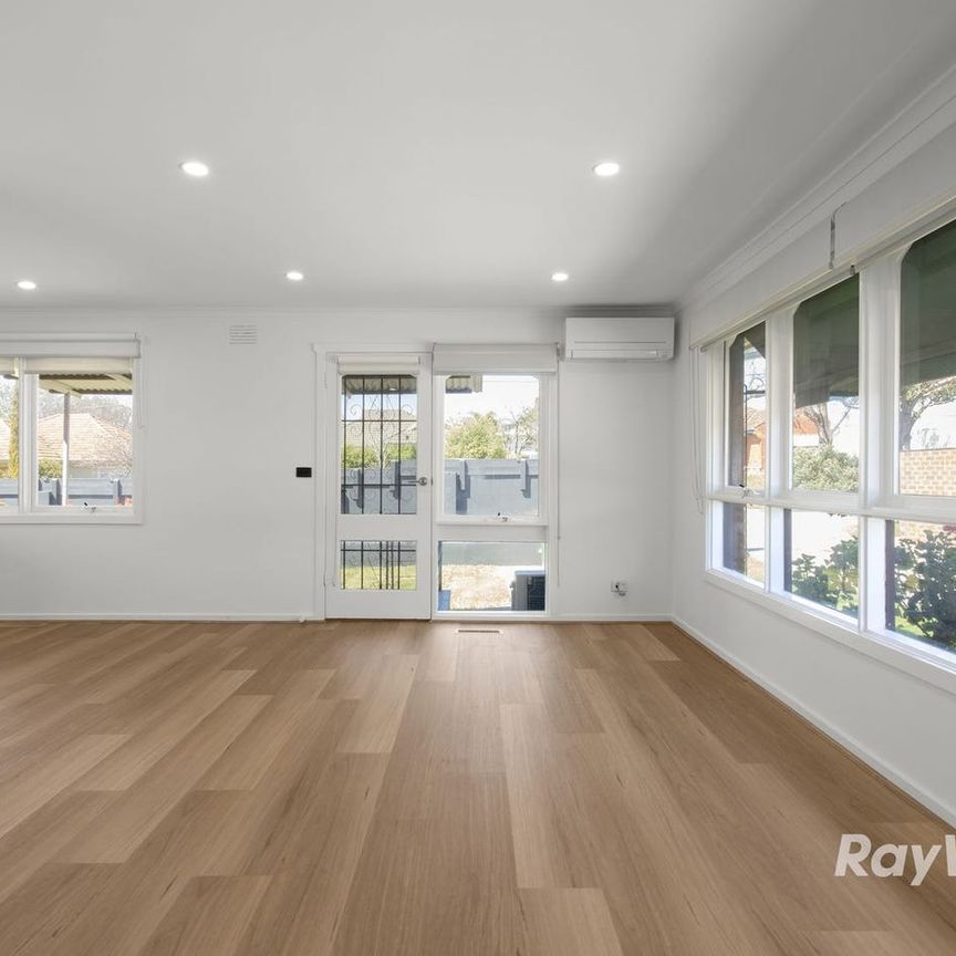 Stylish Single-Level Villa with Spacious Outdoor Areas - Photo 1