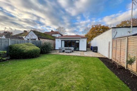 4 bedroom detached bungalow to rent - Photo 3