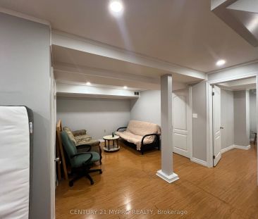 1588 Princelea Place #Lower - Photo 3