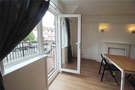 3 bedroom flat to rent - Photo 2