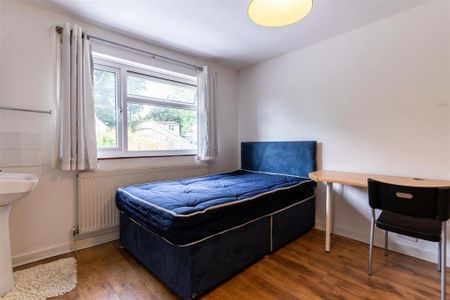 6 bedroom house to rent - Photo 2