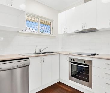 Renovated post war - Photo 6