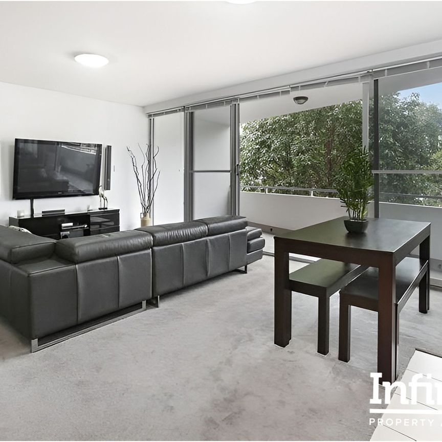 Modern Apartment with Balcony & Parking - Photo 1