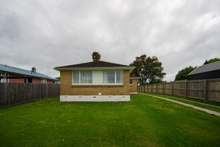 Recently Refurbished Three Bedroom - Photo 2