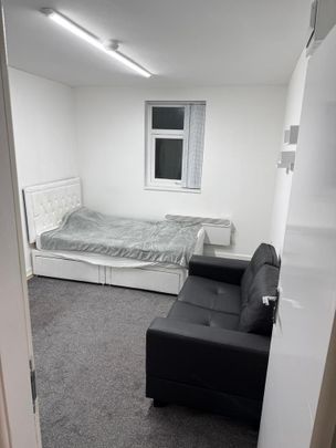 1 bedroom in a house share to rent - Photo 1