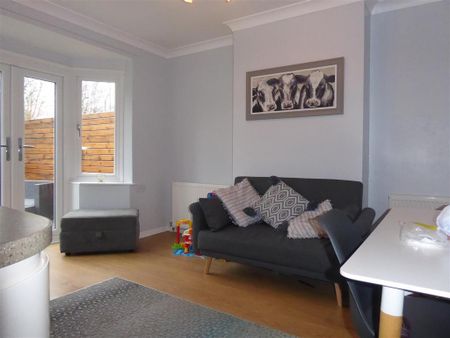 3 bedroom semi-detached house to rent - Photo 3