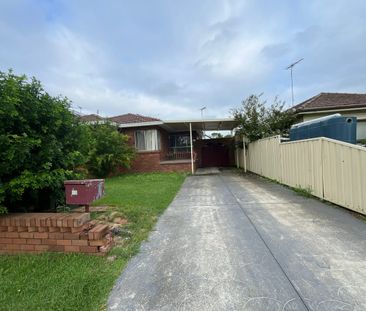 Spacious 4-Bedroom Brick Veneer Home - 5 air conditioners - Photo 2