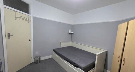1 bedroom in a house share to rent - Photo 4