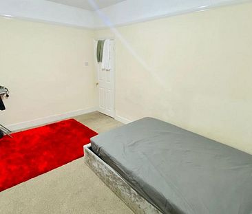 1 bedroom in a flat share to rent - Photo 2