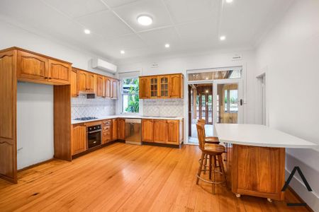 Large 4-Bedroom home in Sought-After Wollstonecraft - Your Perfect Family Home Awaits! - Photo 5