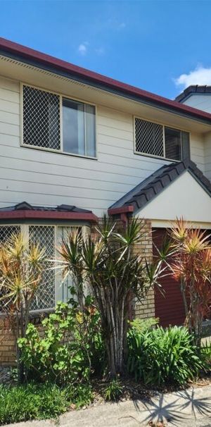 This comfortable 3-bedroom townhouse is in a perfect location - Photo 1