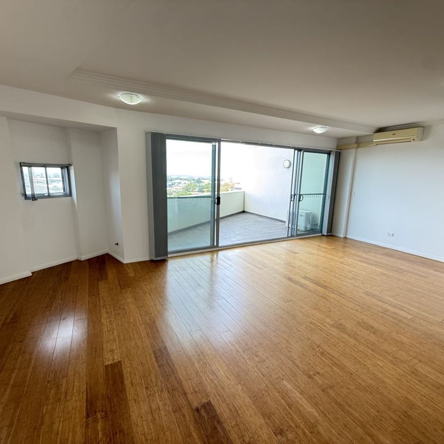 Split level two bedrooms plus study room apartment for rent - Photo 1