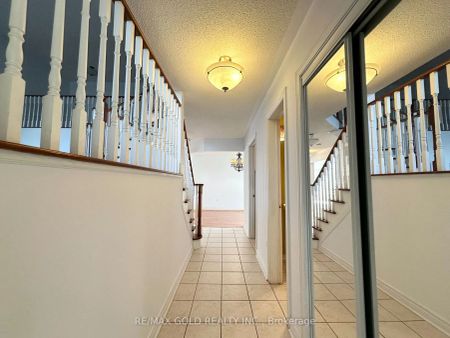 Detached Home For Lease | W9053645 - Photo 5