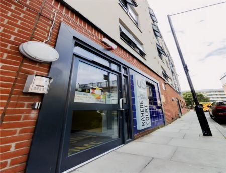 Large Ensuite: Three Bed Flat - Photo 5