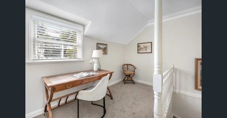 Superbly located oversized townhouse - Photo 2