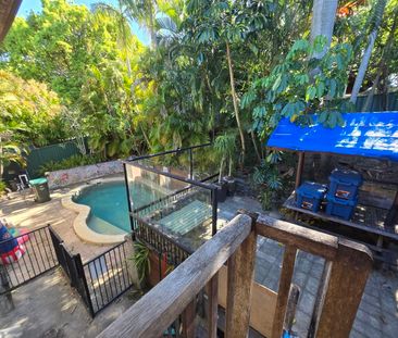 Share furnished house with pool, close to bus & shops - Photo 2