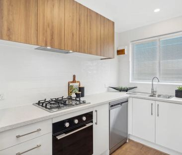 Stylish Coastal Retreat in the Heart of Hove - Photo 5