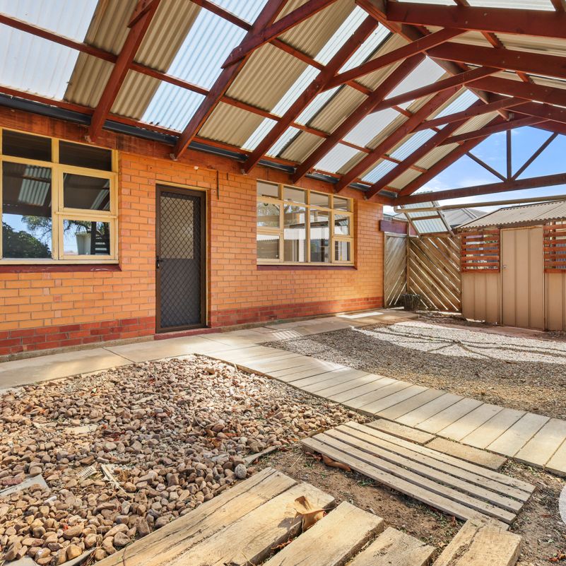 Open the door to easy living by the coast - Photo 1