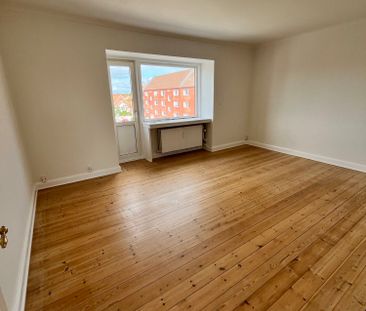 Lys lejlighed med 2 altaner - Photo 3