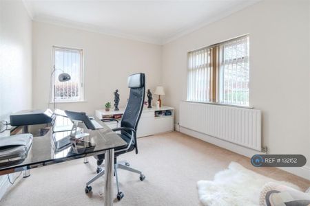 5 bedroom detached house to rent - Photo 2