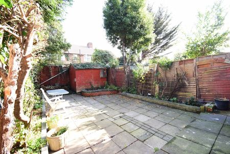 Room in a Shared House, Westway, W12 - Photo 5