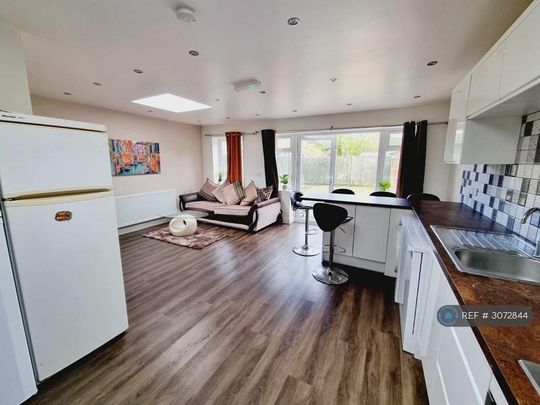 5 bedroom semi-detached house to rent - Photo 1