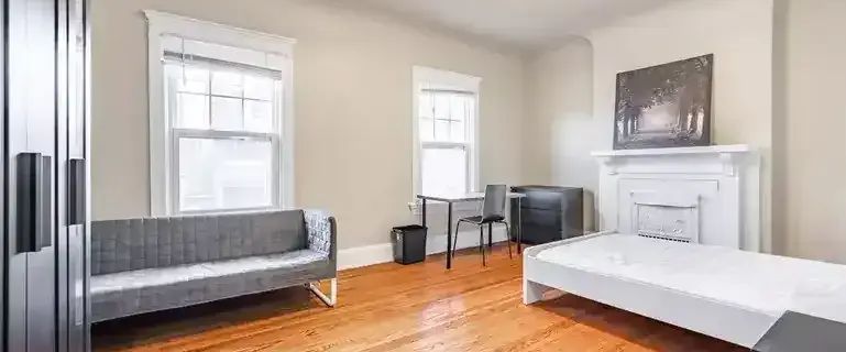 Tired Of Living In Shoe-Box Sized Condos - See What This Upper Level Apartment Can Offer | 984 Dundas Street West, Toronto - Photo 1