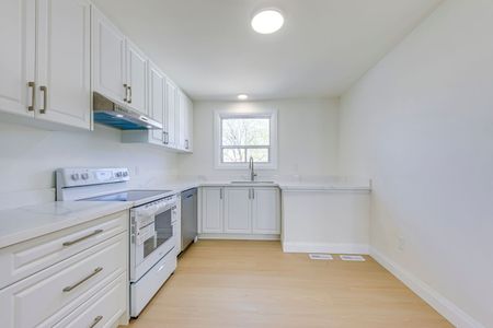 For Lease - 451 Sandmere Place, Oakville, Ontario - Photo 3
