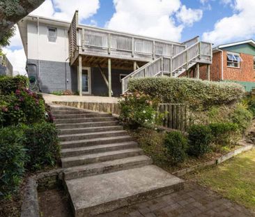 4 BED, 2 BATH - SPACIOUS FAMILY HOME - Photo 3