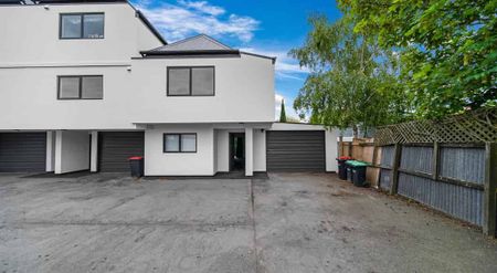 Low maintenance on the city fringe - Photo 2