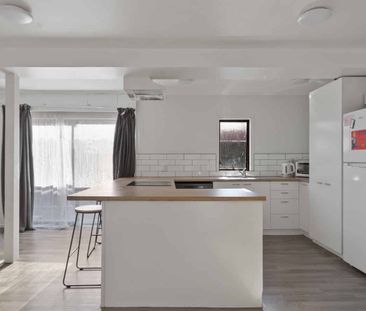 Tidy, central, three bedroom apartment - Photo 2