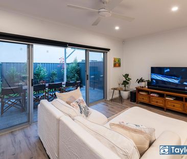 STUNNING TOWNHOUSE IN SUPERB LOCATION! - Photo 2