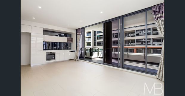 MODERN INNER-CITY APARTMENT WITH LIFESTYLE CONVENIENCE - Photo 1