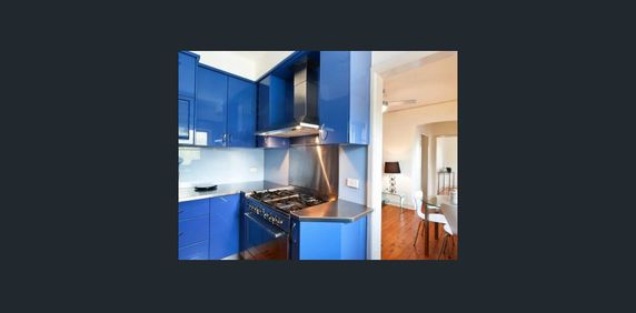 Tastefully Updated, Character Filled, Sun-Kissed Two Bedroom Plus Balcony Art-Deco Apartment, Centrally Located - Photo 2