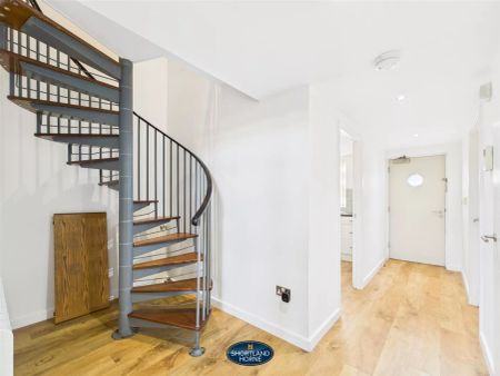 Bishopsgate House, Aldbourne Road - Photo 2