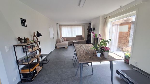 Alleenstaande woning met 5 slaapkamers tuin en garage in hartje Poperinge. - Photo 1