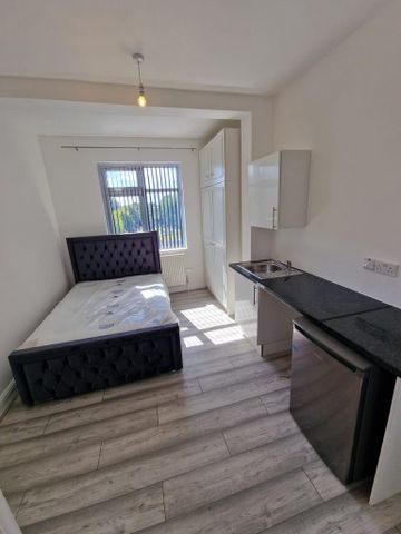 1 bedroom in a house share to rent - Photo 2