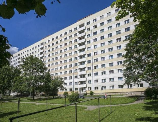 zentrumsnah und praktisch - familienfreundliche 4-Zi.-Wohnung (WBS) - Foto 1