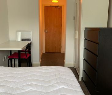 4 bedroom flat to rent - Photo 3